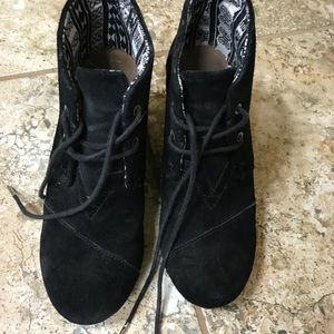 VGUC Toms black suede wedges